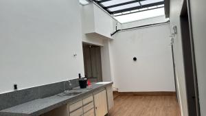 a kitchen with a sink and a skylight at Quarto Personalizado Individual aconchegante novo no coração da cidade -Ufla- restaurantes e padaria in Lavras