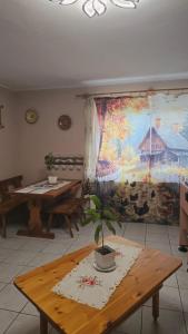 a room with a table with a potted plant on it at William's Vendégház in Várpalota