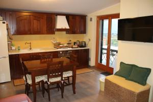 a kitchen with a table and a dining room at Appartamento B&B La Meta in Fisciano