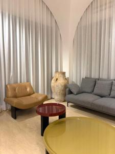 ein Wohnzimmer mit Sofa und Tisch in der Unterkunft The Lead Hotel in Freetown