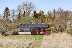 a small house in the middle of a field at 14250-Grevinge-Hybenvaenget-9 in Grevinge