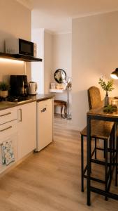 eine Küche mit Tisch und Esszimmer in der Unterkunft Flip-Flops studio in Hermanus