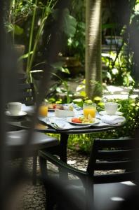 ein Tisch mit Tellern voller Speisen und Getränken in der Unterkunft Künük Hotel Boutique in Mérida