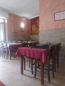 ein Speisesaal mit Tischen und Stühlen in einem Restaurant in der Unterkunft Riama in Torralba