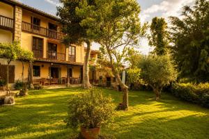 a green yard with trees and a building at Casa La Portilla in Labarces