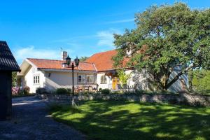 a white house with a red roof and a yard at GOT698-Laerbro-Rute-Sofiero-133 in Lärbro