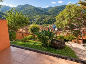 a balcony with a view of a mountain at Pousada Santa Fe de Penedo in Penedo