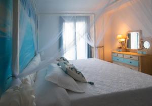 a bedroom with a white bed with a window at In ta Villa da u Perinetti in Bastia +5 photos