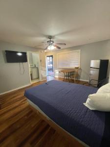 a bedroom with a bed and a ceiling fan at Pinetop Studio Suites in Pinetop-Lakeside