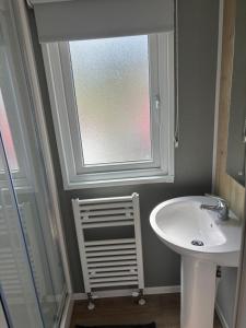ein Badezimmer mit Waschbecken und Fenster in der Unterkunft Ash 19 in Newton + 10 Fotos
