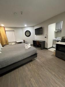 a hotel room with a bed and a kitchen at Pinetop Studio Suites in Pinetop-Lakeside