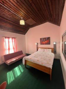 a bedroom with a bed and a couch at Eva lodges in Manchester +4 photos