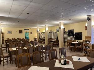 a dining room filled with tables and chairs at Семеен Хотел ,,Царева Ливада'' in Tsareva Livada