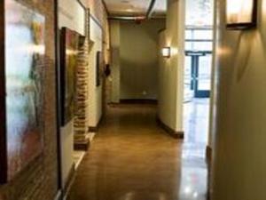 帕迪尤卡的住宿－The 1857，楼里走廊,楼外有长层,走廊有四面墙