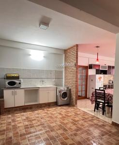 a kitchen with a washing machine in a room at Barrio Parque Residence in Caleta Olivia