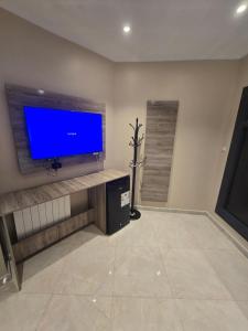 a living room with a flat screen tv on a wall at Hotel Al Abraj in Oran