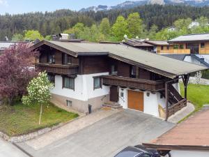 an overhead view of a house with a roof at Familien Lodge Fleckalm in Kirchberg in Tirol