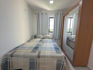a bedroom with a bed in a room with windows at RESIDENCIAL MORADA DO VALE 03b in Garanhuns