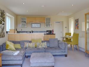 a living room with a couch and a kitchen at Dewsnap Spring- Rtt4 in Chinley
