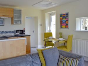 a living room with a couch and a table at Dewsnap Spring- Rtt4 in Chinley