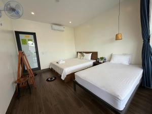 a hotel room with two beds and a ladder at Phong Nha TuTu's House in Phong Nha