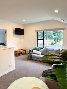 ein Wohnzimmer mit Sofa und Fernseher in der Unterkunft Snow Fed House in Methven