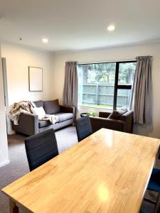 ein Wohnzimmer mit einem Tisch und einem Sofa in der Unterkunft Snow Fed House in Methven