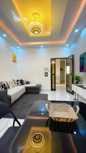 a living room with a couch and a table at Le Cocooning Mermoz-Batrain in Dakar