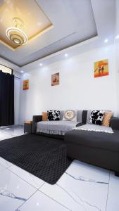a living room with a black couch at Le Cocooning Mermoz-Batrain in Dakar