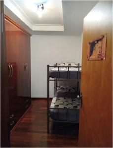 a room with bunk beds in a room with a door at Terraco Urbano Quarto Berlim in Sao Jose do Rio Preto
