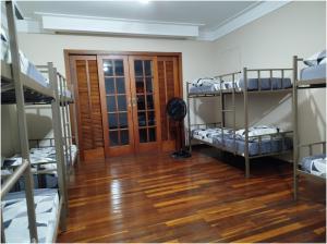 a room with a bunch of bunk beds at Terraco Urbano Quarto Berlim in Sao Jose do Rio Preto