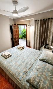 a large bed with two towels on top of it at Hospedaje Los Vencejos in Puerto Iguazú