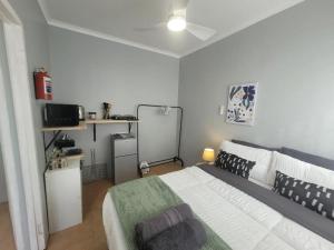 una camera da letto con un grande letto e una stanza con una TV di 208 On Circular a Lorraine