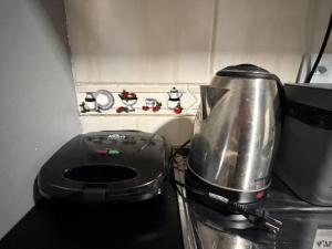 a mixer sitting on top of a kitchen counter at Apartmento-Studio in União da Vitória