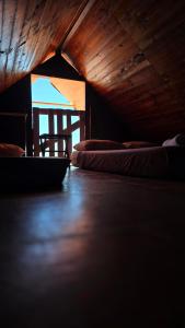 a room with two beds and a wooden ceiling at Bem Me Quer - Hospedagem in Trindade