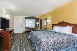 Days Inn & Suites by Wyndham Warner Robins Near Robins AFB客房内的一张或多张床位