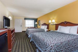 Days Inn & Suites by Wyndham Warner Robins Near Robins AFB客房内的一张或多张床位