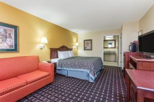 Days Inn & Suites by Wyndham Warner Robins Near Robins AFB客房内的一张或多张床位