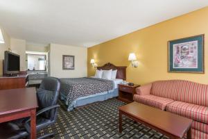 Days Inn & Suites by Wyndham Warner Robins Near Robins AFB客房内的一张或多张床位