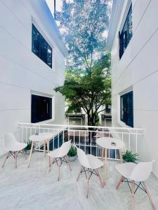 a group of tables and chairs next to a building at Khách sạn Vân Nhi 2 in Bạc Liêu