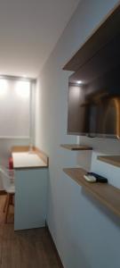 a room with a kitchen with a counter and a microwave at Riviera Sanary Praia, Conforto e Tranquilidade in Serra