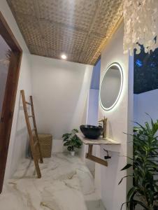 a bathroom with a sink and a mirror at Safira Resort in Santa Fe