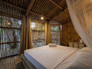 a bedroom with a bed in a room with windows at Safira Resort in Santa Fe