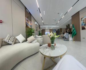 ein Wohnzimmer mit Sofa und Tisch in der Unterkunft سكوت Scoott in Dschāzān + 17 Fotos