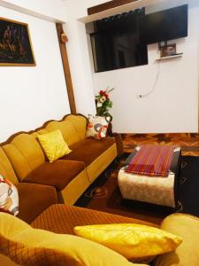 a living room with a couch and a tv at Shekina Huaraz Departament in Huaraz