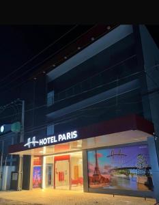 a building with a hotel paris sign on it at Hotel Paris in Balsas
