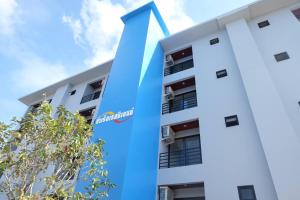 an image of a building with a blue arrow pointing up at Tha-ruea Residence in Thalang