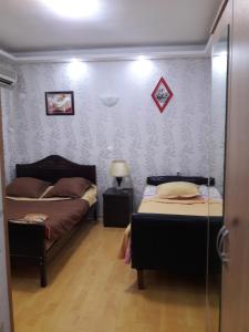 Postel nebo postele na pokoji v ubytování Daviti Tbilisi
