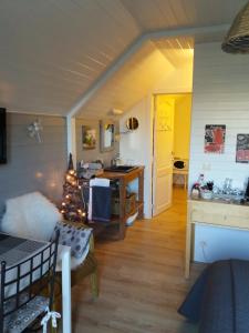 Posezení v ubytování Entre monts et collines B&B et spa en option
