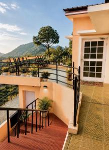 a house with a balcony with a view at Chetan's Villa in Bhīm Tāl